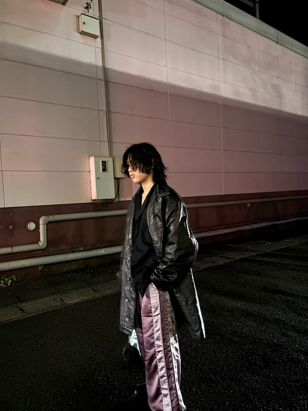 パープル系のその他パンツ、ブラック系のハンドバッグ、ブラック系のドレスシューズを着用したメンズの冬コーディネートの4枚目の写真