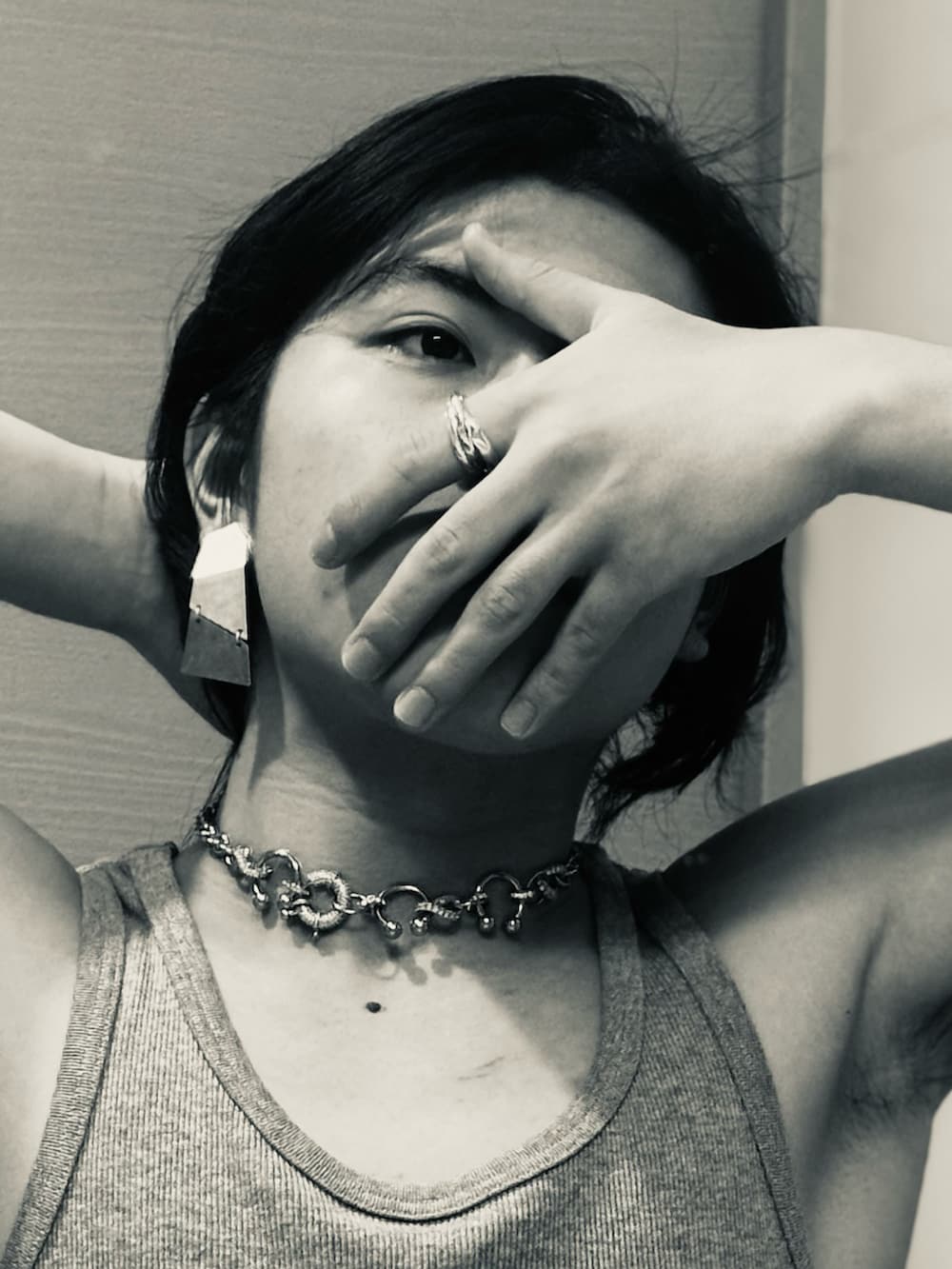 ブラック系のシャツ/ブラウス、グレー系のタンクトップ、グレー系のスラックスを着用したメンズの冬コーディネートの5枚目の写真