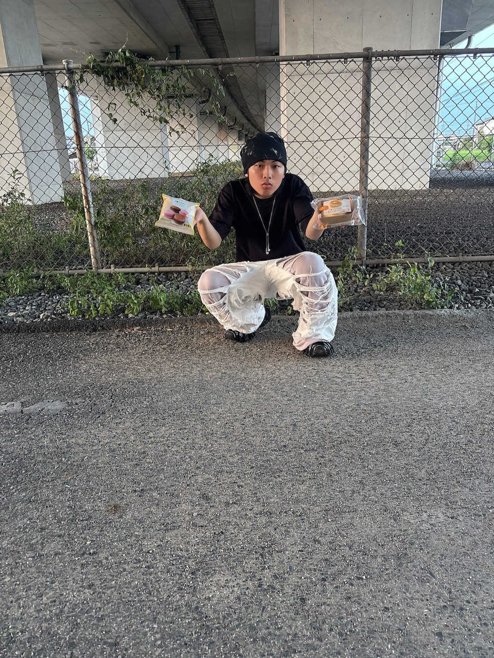 ホワイト系のデニムパンツ、ブラック系のTシャツ/カットソー、その他のネックレスを着用したメンズの夏コーディネートの2枚目の写真