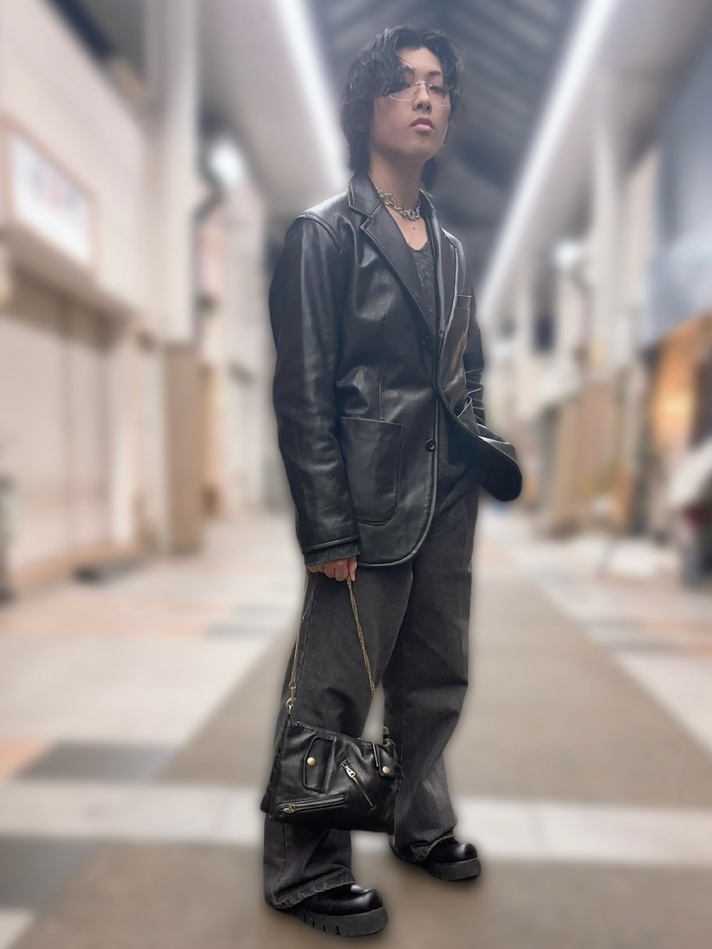 ブラック系のドレスシューズ、グレー系のデニムパンツ、ブラック系のその他アウターを着用したメンズの冬コーディネートの2枚目の写真