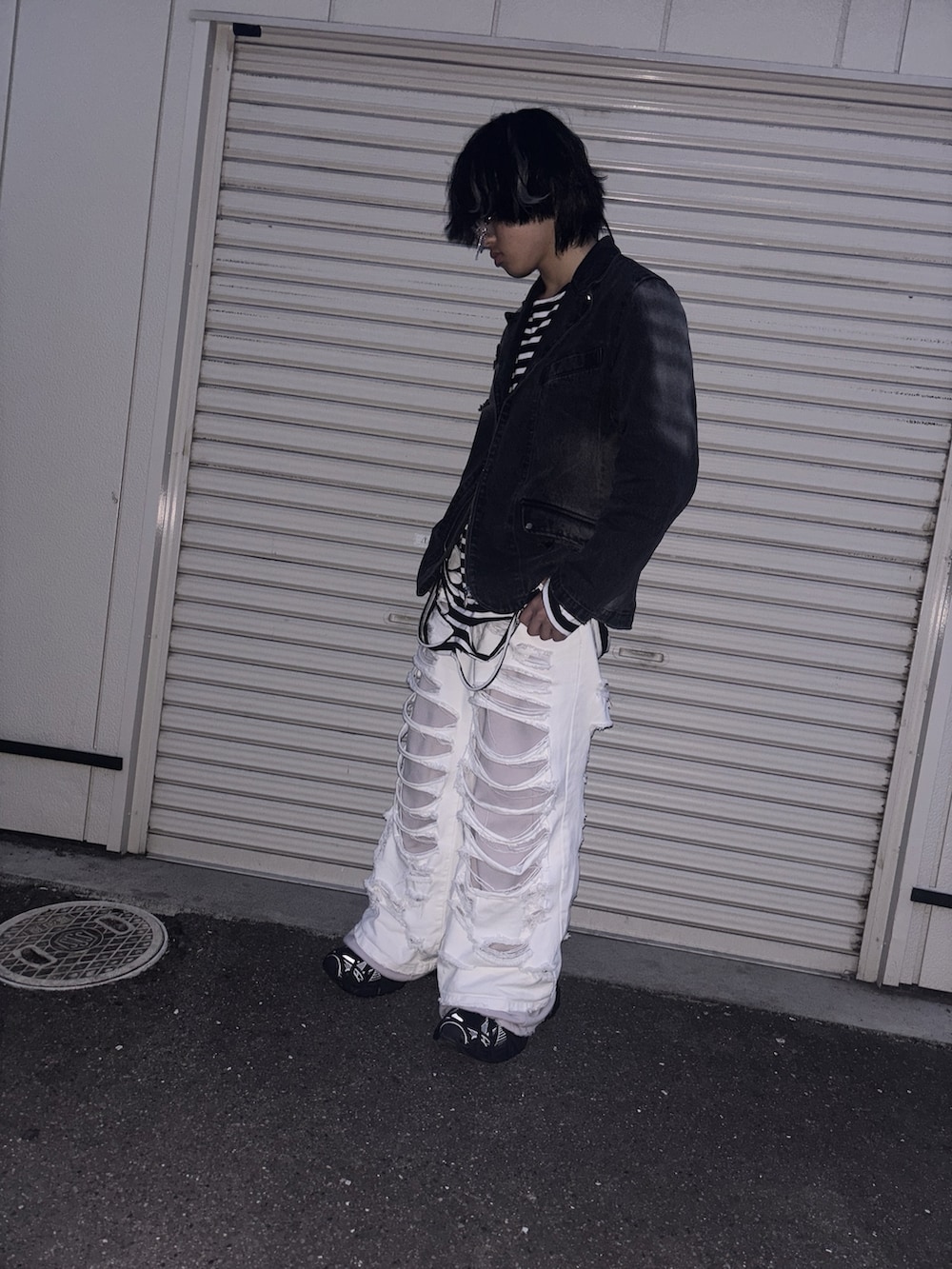 ブラック系のTシャツ/カットソー、ブラック系のテーラードジャケット、ホワイト系のデニムパンツを着用したメンズの夏コーディネートの2枚目の写真