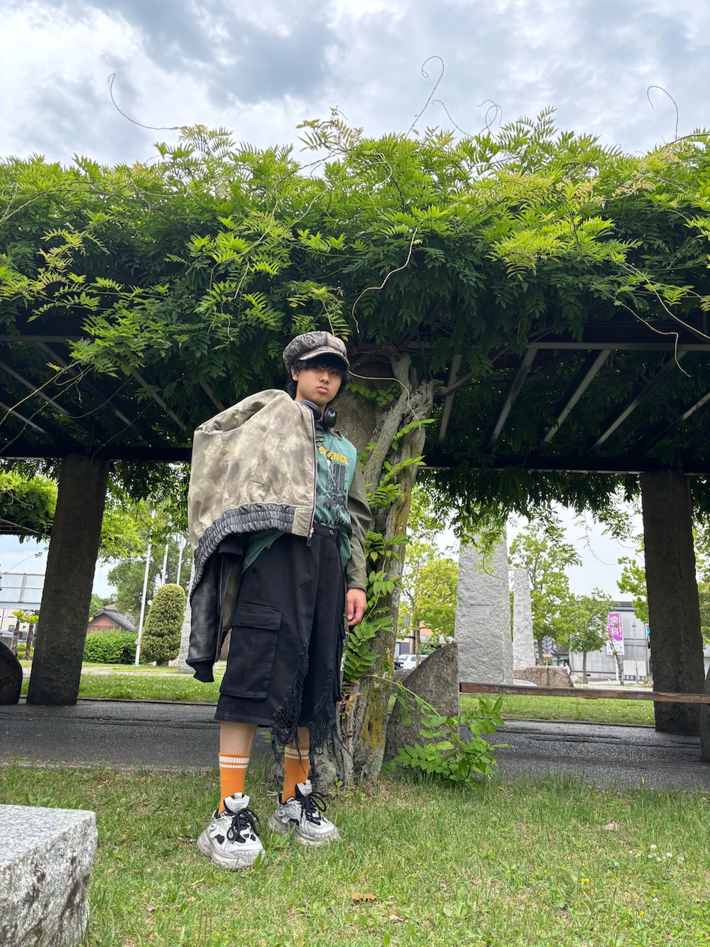 グリーン系のタンクトップ、グリーン系のシャツ/ブラウス、ブラック系のMA-1を着用したメンズの春コーディネートの2枚目の写真