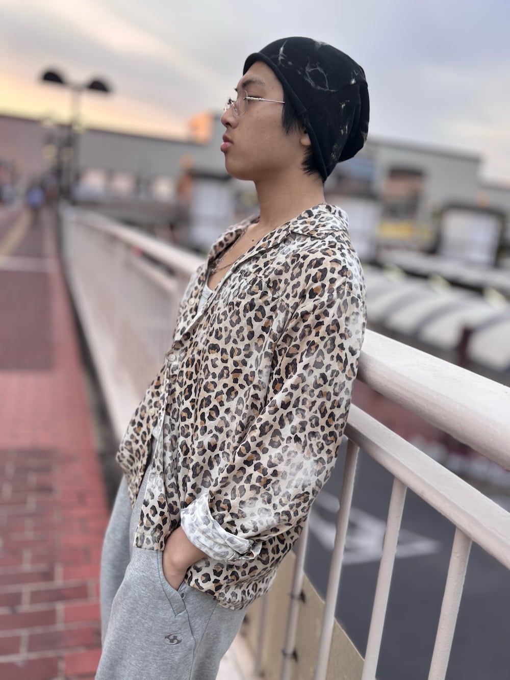 ベージュ系のシャツ/ブラウス、その他のスウェットパンツ、ブラウン系のブーツを着用したメンズの春コーディネートの4枚目の写真