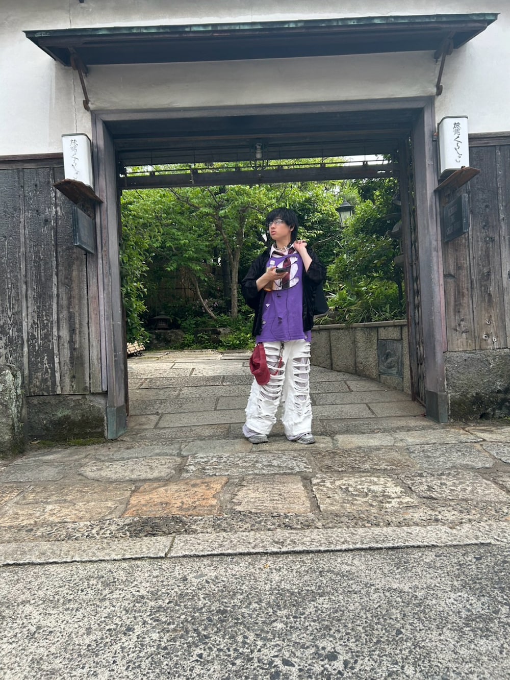 パープル系のベスト、レッド系のネクタイ、ピンク系のシャツ/ブラウスを着用したメンズの春コーディネートの2枚目の写真