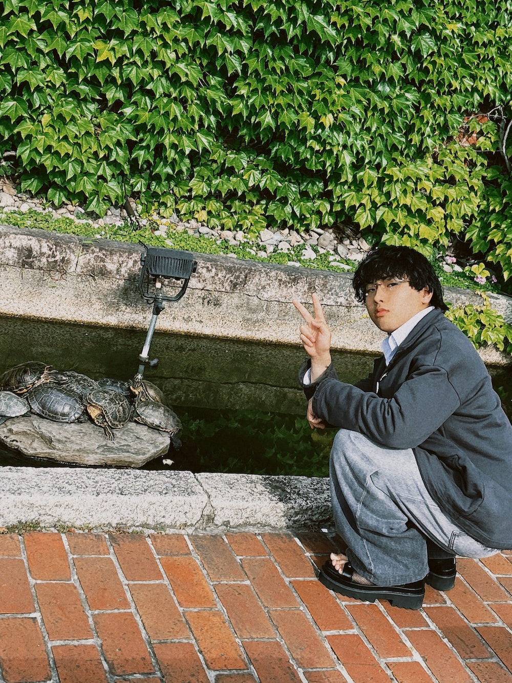 ブラック系のサンダル、グレー系のデニムパンツ、グレー系のテーラードジャケットを着用したメンズの春コーディネートの3枚目の写真