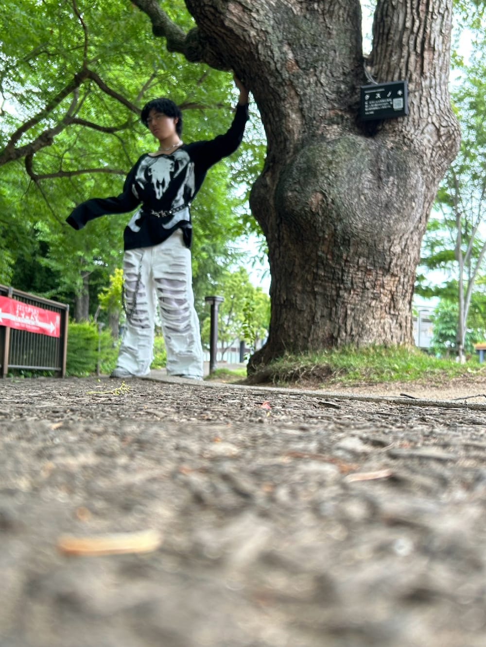 ブラック系のスニーカー、ホワイト系のデニムパンツ、ブラック系のTシャツ/カットソーを着用したメンズの春コーディネートの4枚目の写真