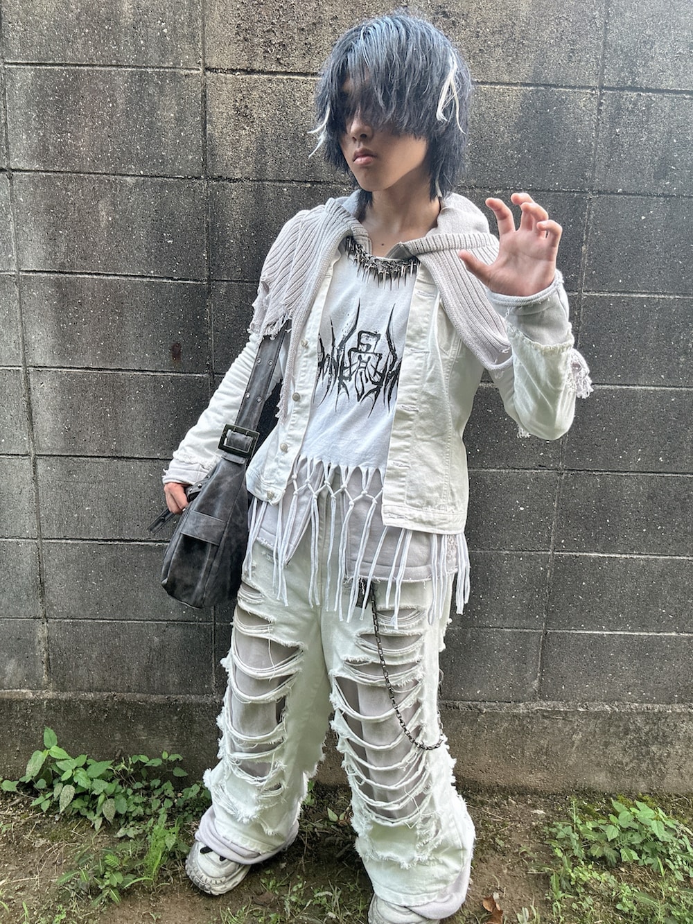 ホワイト系のデニムパンツ、グレー系のパーカー、ホワイト系のTシャツ/カットソーを着用したメンズの秋コーディネートの3枚目の写真