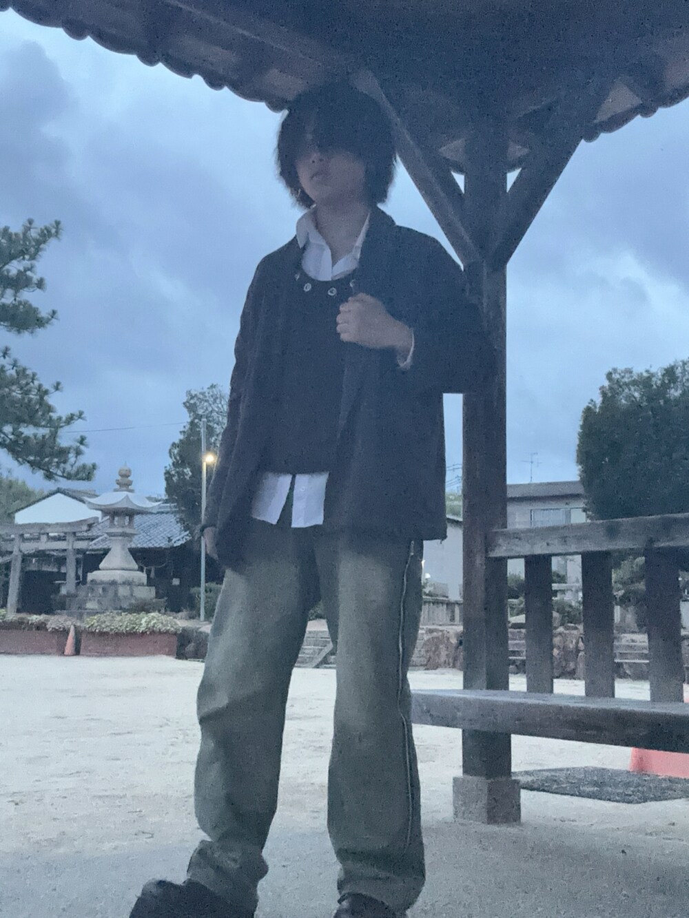 ブラック系のドレスシューズ、グレー系のテーラードジャケット、その他のメガネを着用したメンズの夏コーディネートの2枚目の写真