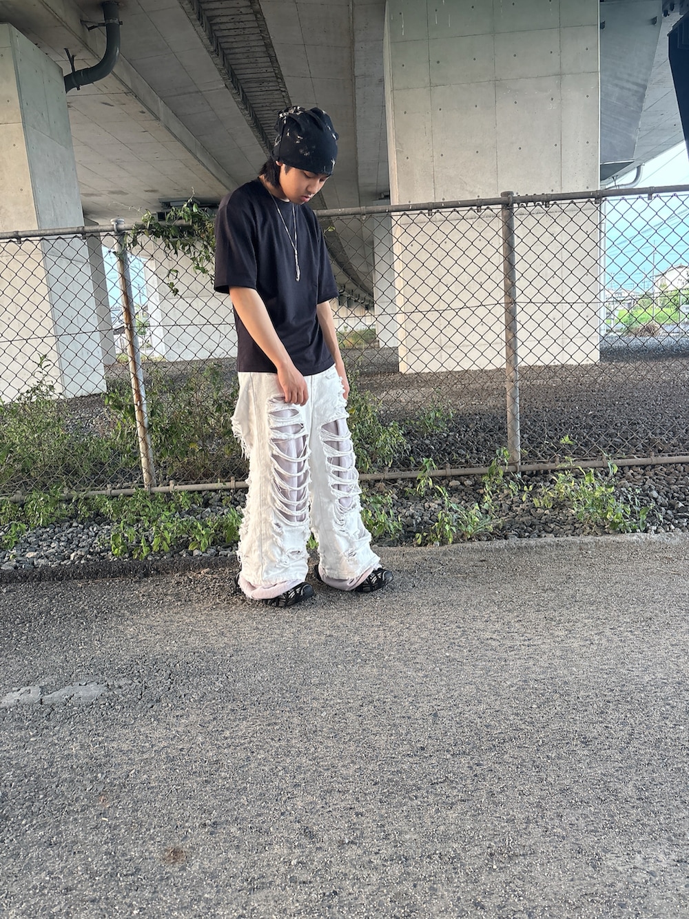 ホワイト系のデニムパンツ、ブラック系のTシャツ/カットソー、その他のネックレスを着用したメンズの夏コーディネートの3枚目の写真