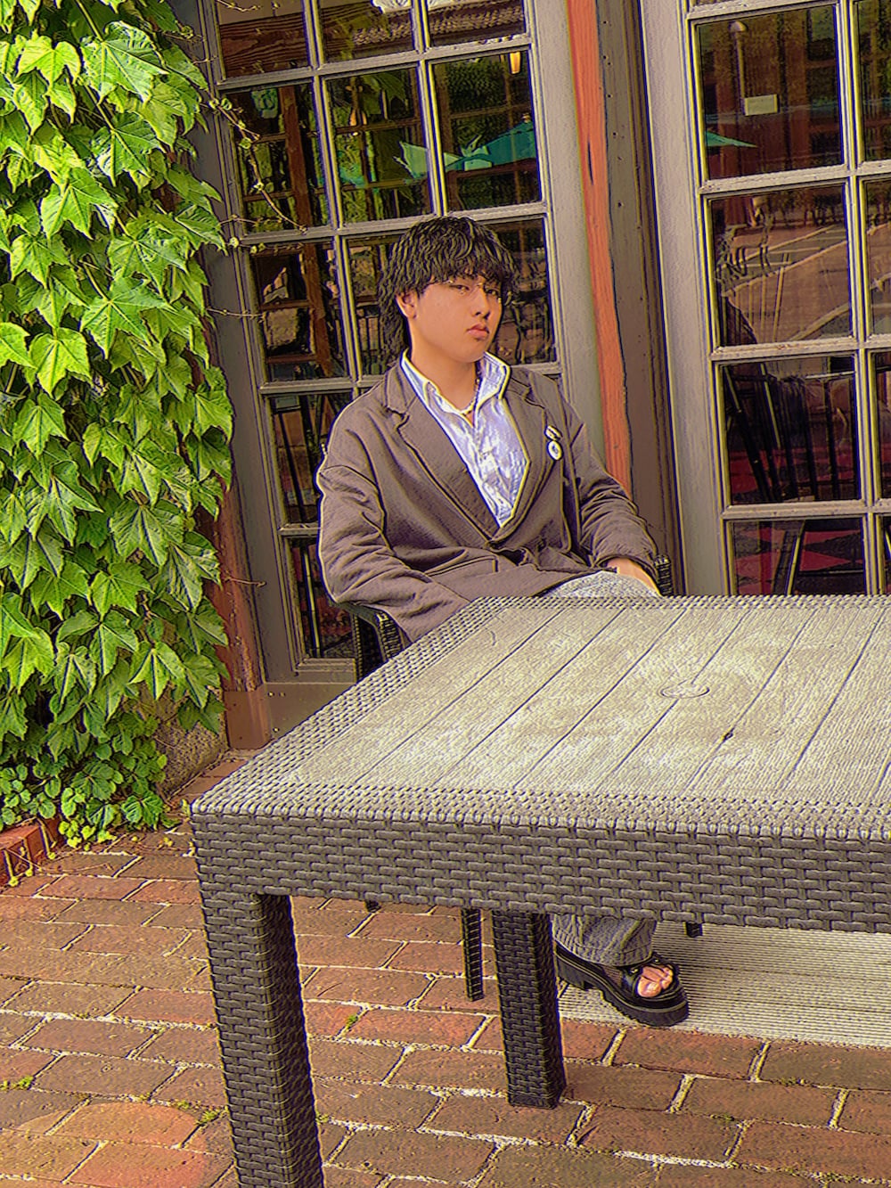 ブラック系のサンダル、グレー系のデニムパンツ、グレー系のテーラードジャケットを着用したメンズの春コーディネートの2枚目の写真