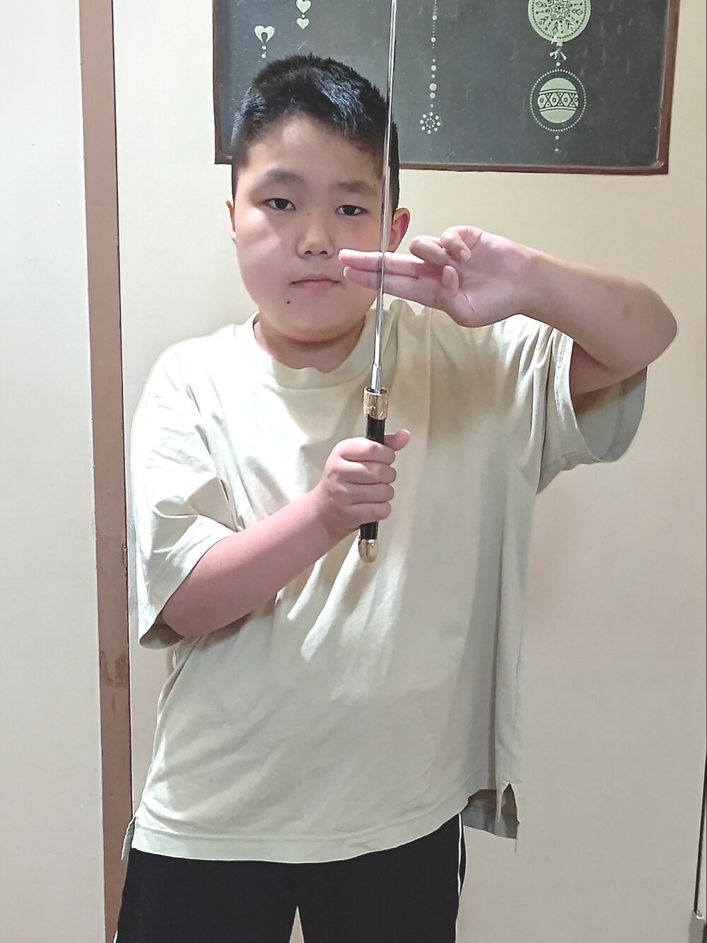 イエロー系のTシャツ/カットソーを着用したレディースの夏コーディネートの2枚目の写真