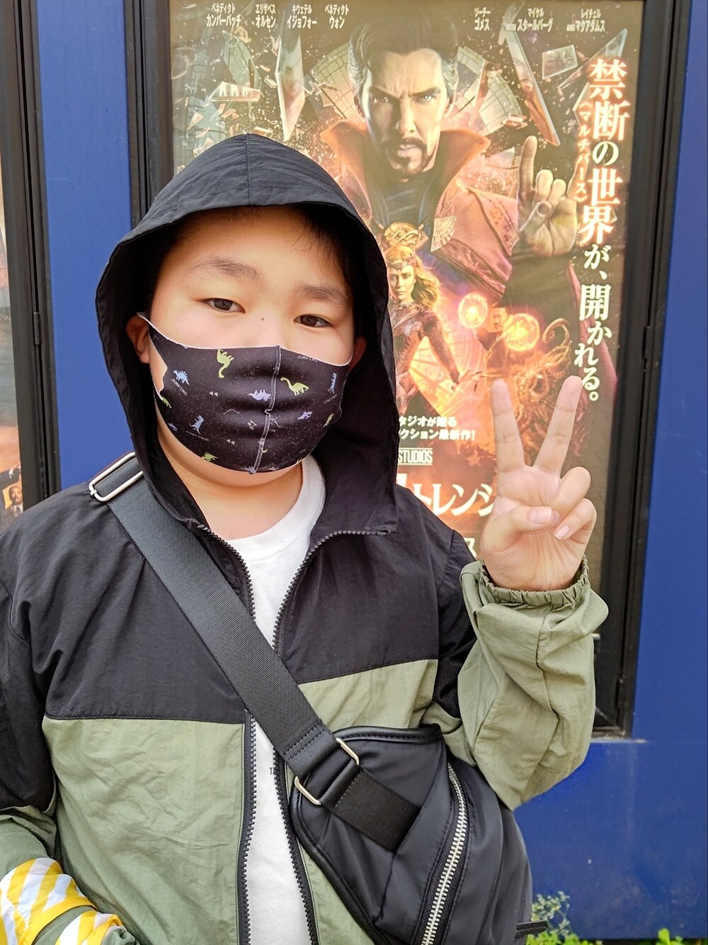「春夏コーデ、ごきげんウィーク、オーバーサイズ、デニム、ホワイト、ママファッション、休日スタイル、きれいめカジュアル、ボリューム袖、シャツワンピ」|「GLOBAL WORKの撥水ボリュームマンパ/262105(マウンテンパーカー、グリーン系)」を使った、kaoru0922さん(レディース・156cm)の春コーディネートの2枚目の写真
