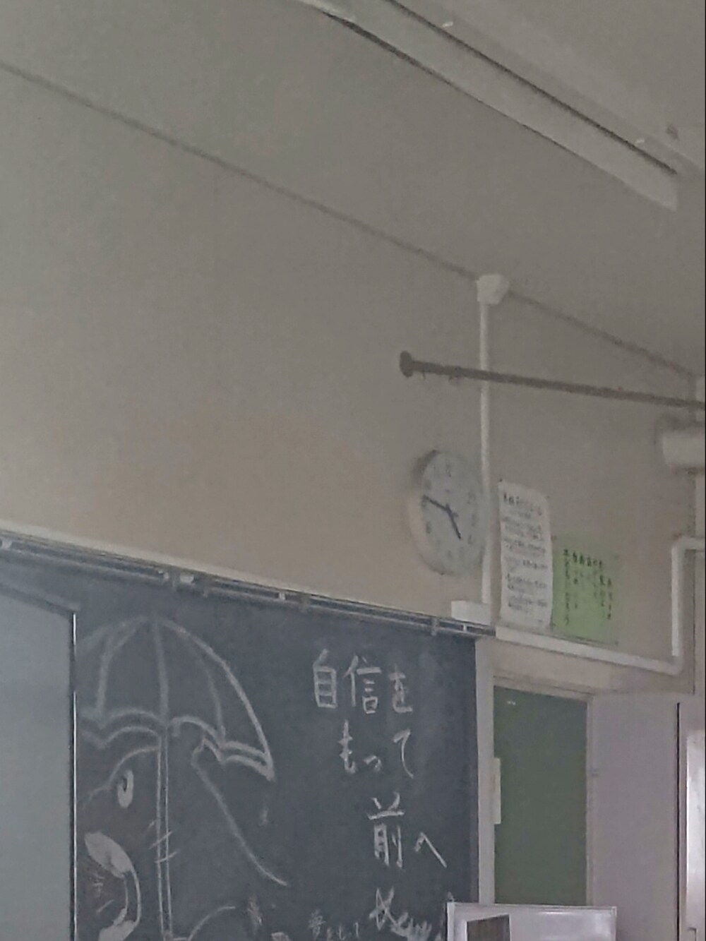 ベージュ系のブルゾン、ブラック系のショルダーバッグを着用したレディースの春コーディネートの3枚目の写真