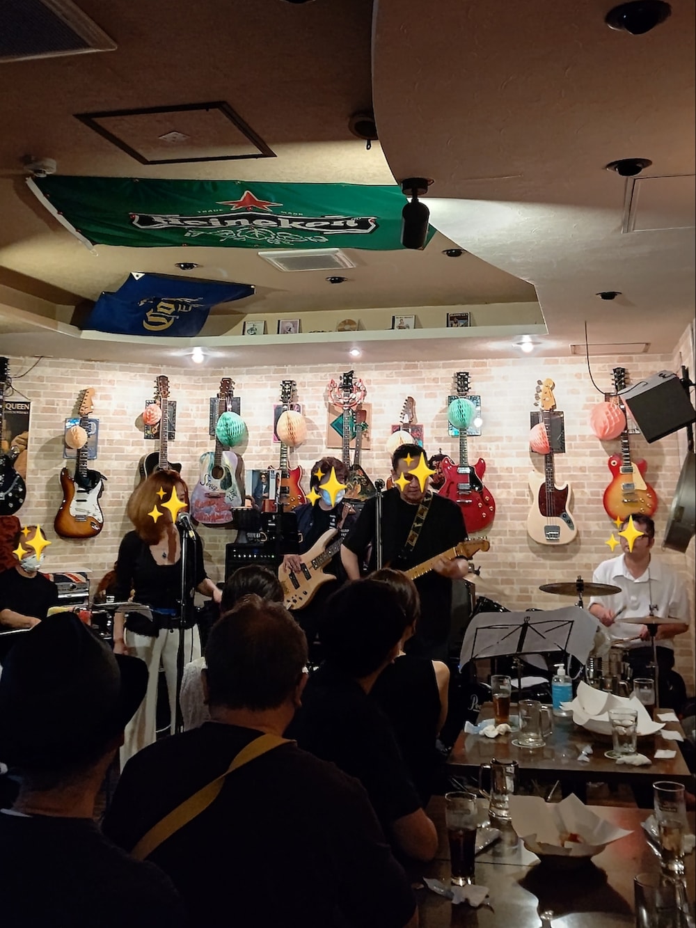 ホワイト系のシャツ/ブラウス、ブラック系のワンピース、ブラック系のショルダーバッグを着用したレディースの夏コーディネートの2枚目の写真