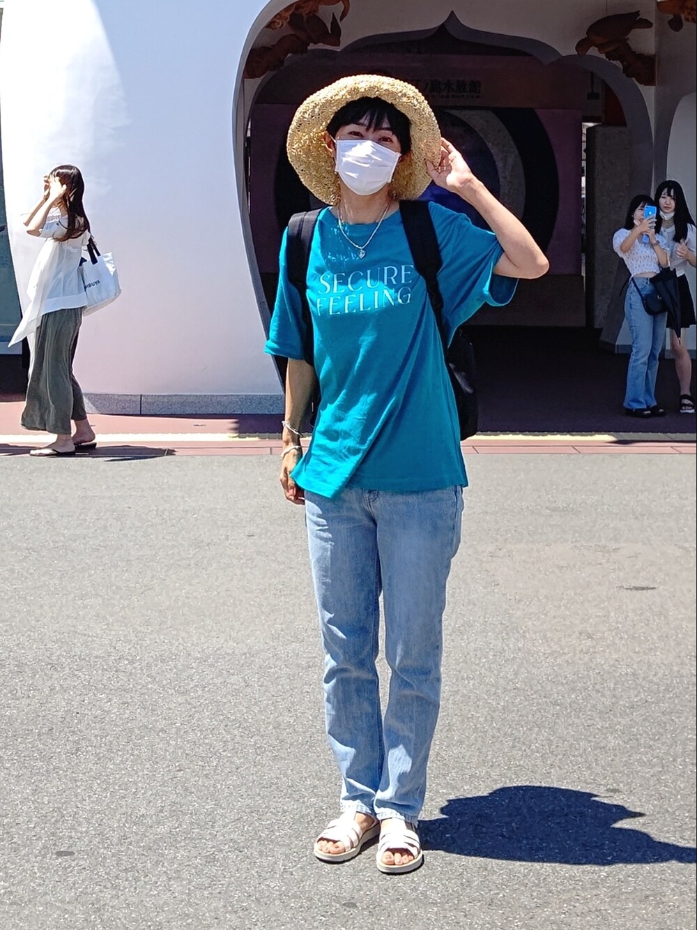 ホワイト系のTシャツ/カットソー、ホワイト系のその他パンツ、ブラック系のサンダルを着用したレディースの夏コーディネートの2枚目の写真