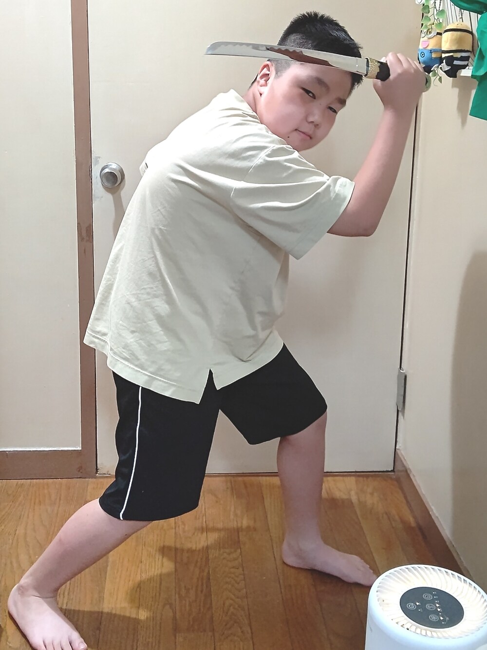 イエロー系のTシャツ/カットソーを着用したレディースの夏コーディネートの3枚目の写真