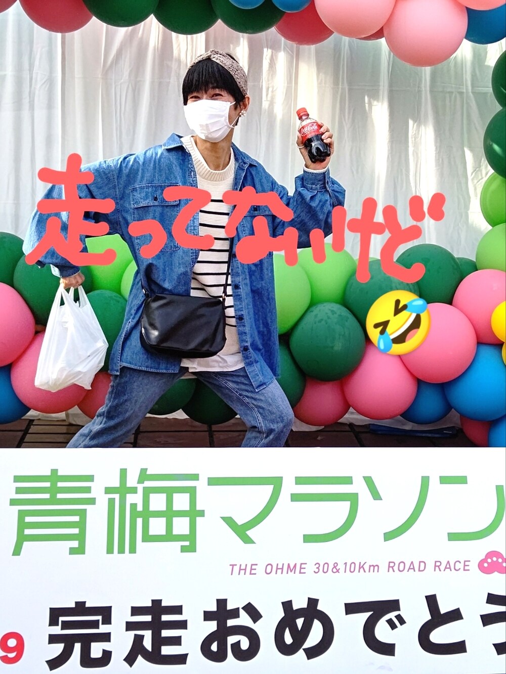 ブルー系のシャツ/ブラウス、その他のニット/セーター、ブルー系のデニムパンツを着用したレディースの冬コーディネートの4枚目の写真