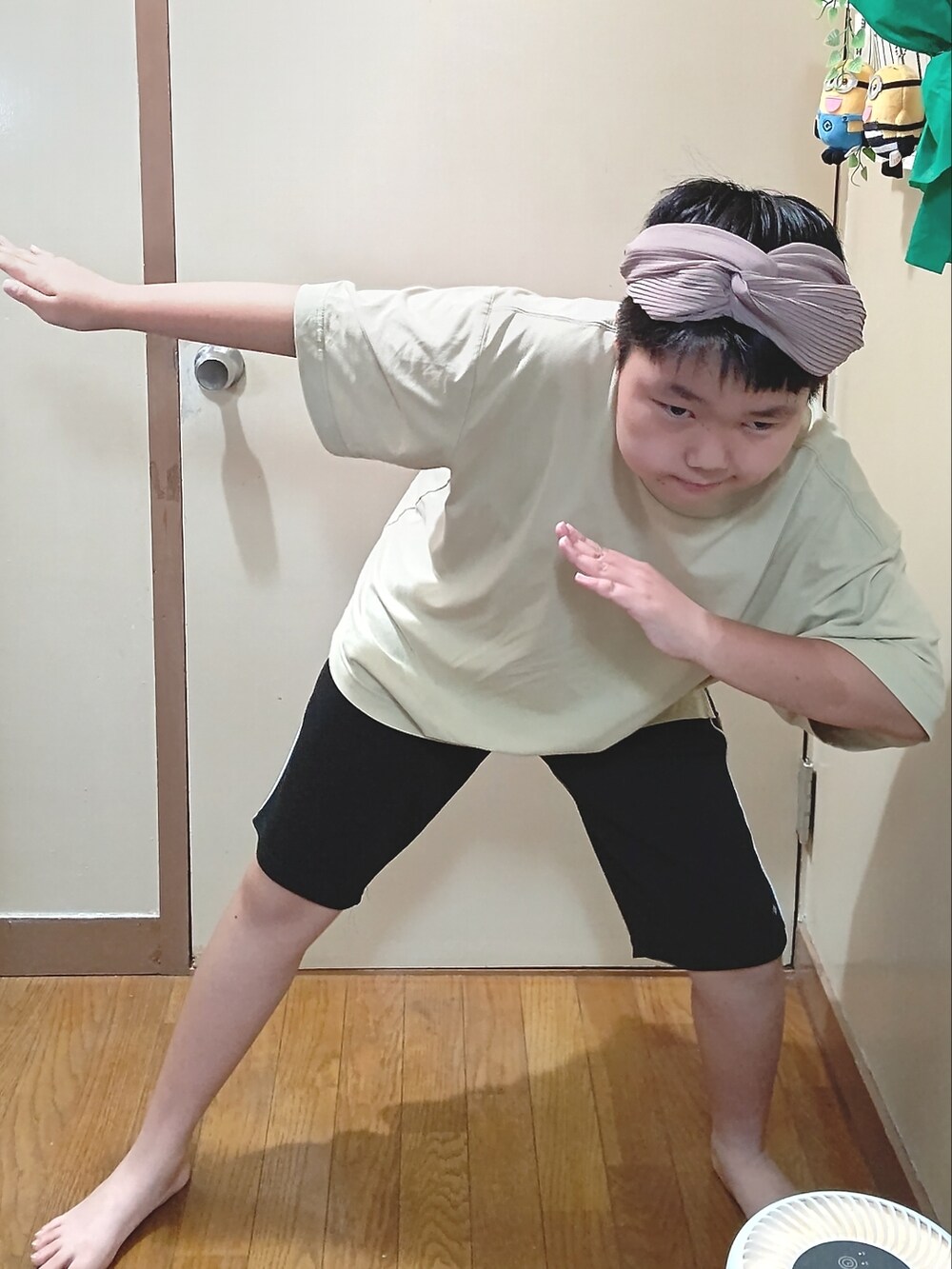 ホワイト系のTシャツ/カットソー、ベージュ系のカチューシャ、その他のその他を着用したレディースの夏コーディネートの2枚目の写真