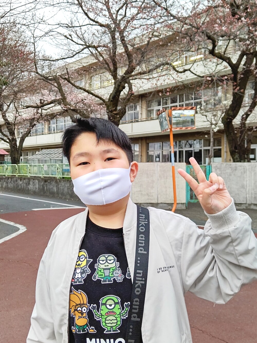 ベージュ系のブルゾン、ブラック系のショルダーバッグを着用したレディースの春コーディネートの5枚目の写真