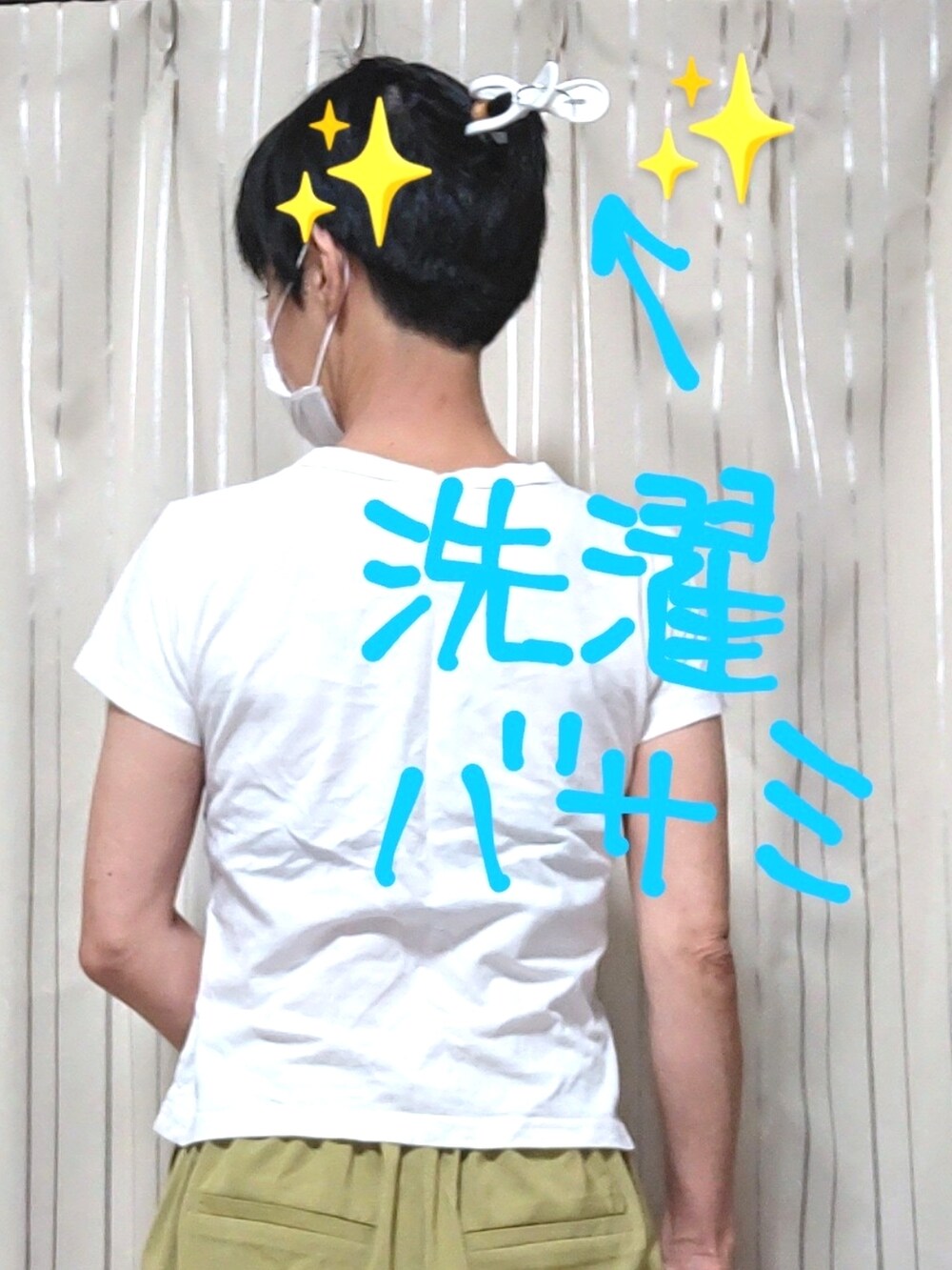 レッド系のバックパック/リュック、ホワイト系のTシャツ/カットソー、その他のその他を着用したレディースの夏コーディネートの2枚目の写真