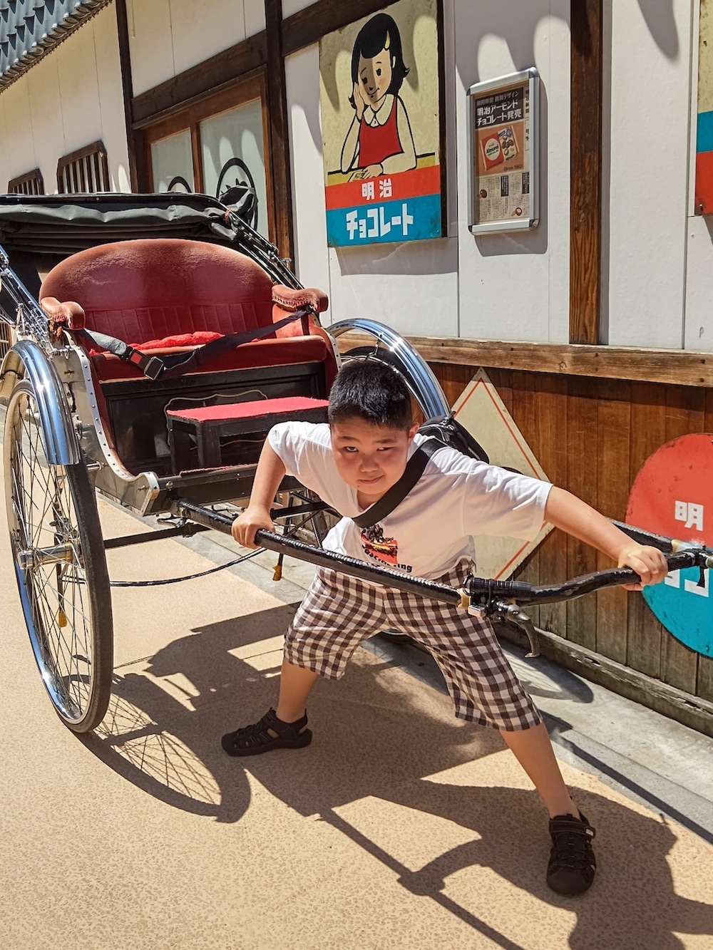 ブラック系のワンピースを着用したレディースの夏コーディネートの2枚目の写真