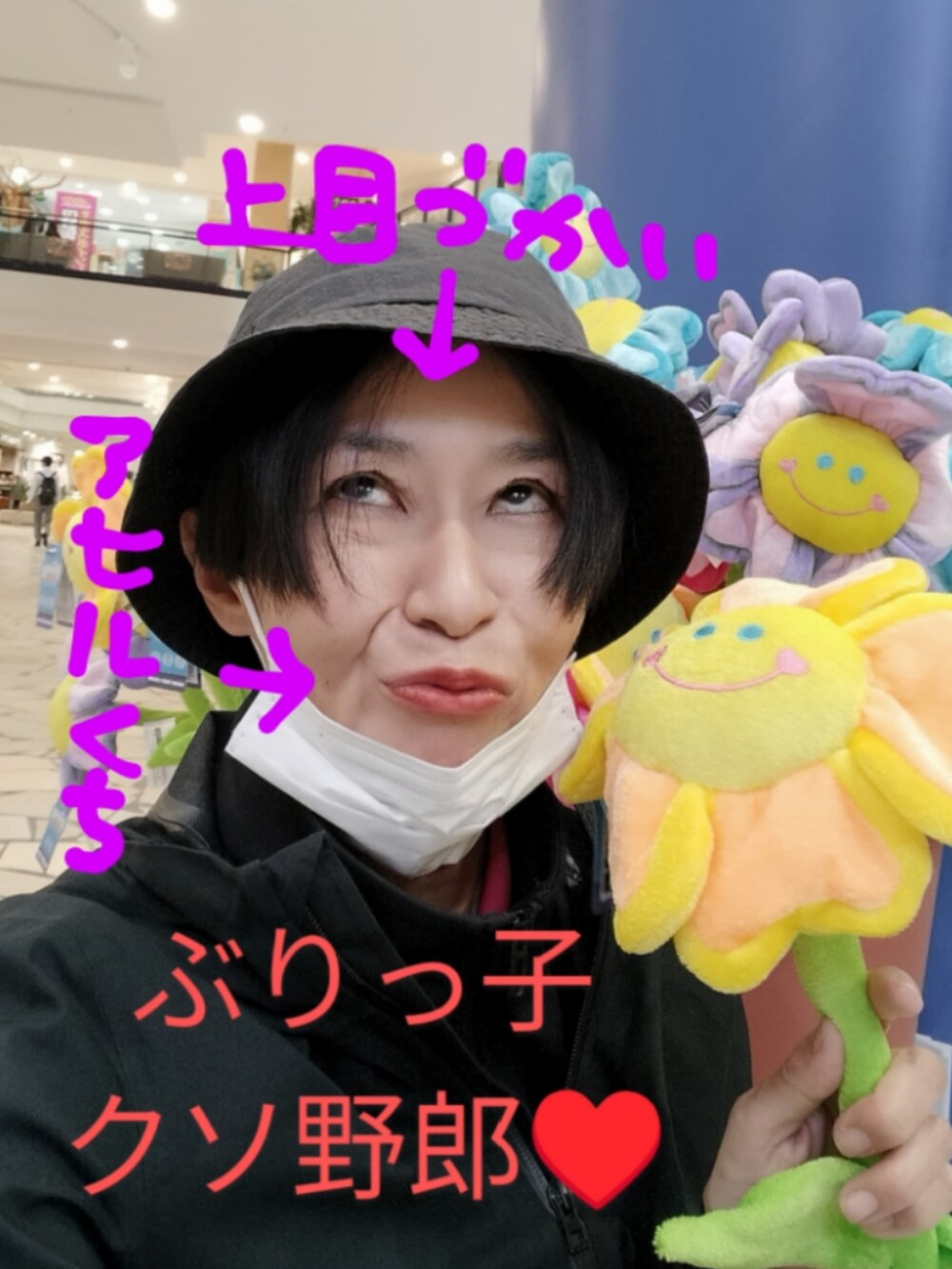 グリーン系のシャツ/ブラウス、ホワイト系のその他アウター、ブルー系のデニムパンツを着用したレディースの秋コーディネートの3枚目の写真