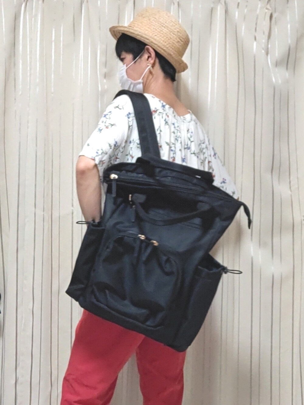 ホワイト系のシャツ/ブラウス、ホワイト系のクラッチバッグ、レッド系のその他パンツを着用したレディースの夏コーディネートの2枚目の写真