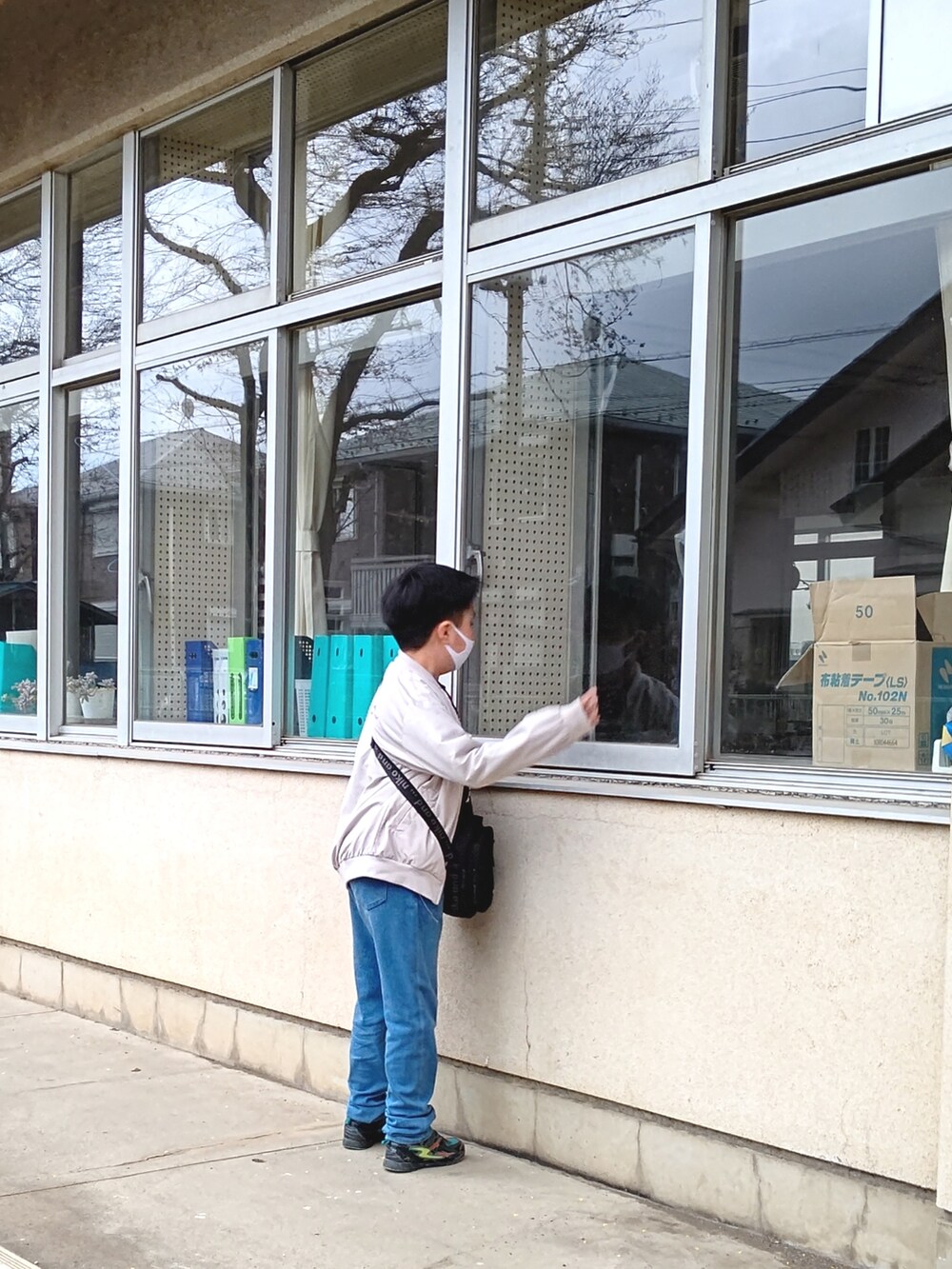 ベージュ系のブルゾン、ブラック系のショルダーバッグを着用したレディースの春コーディネートの2枚目の写真