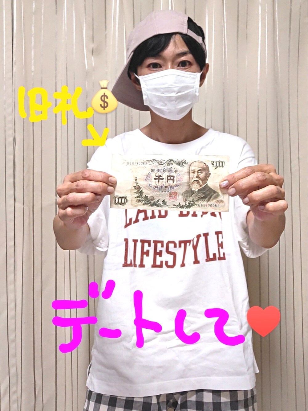 ホワイト系のTシャツ/カットソー、ブラック系のジャケット/アウター、ゴールド系のメガネを着用したレディースの夏コーディネートの2枚目の写真