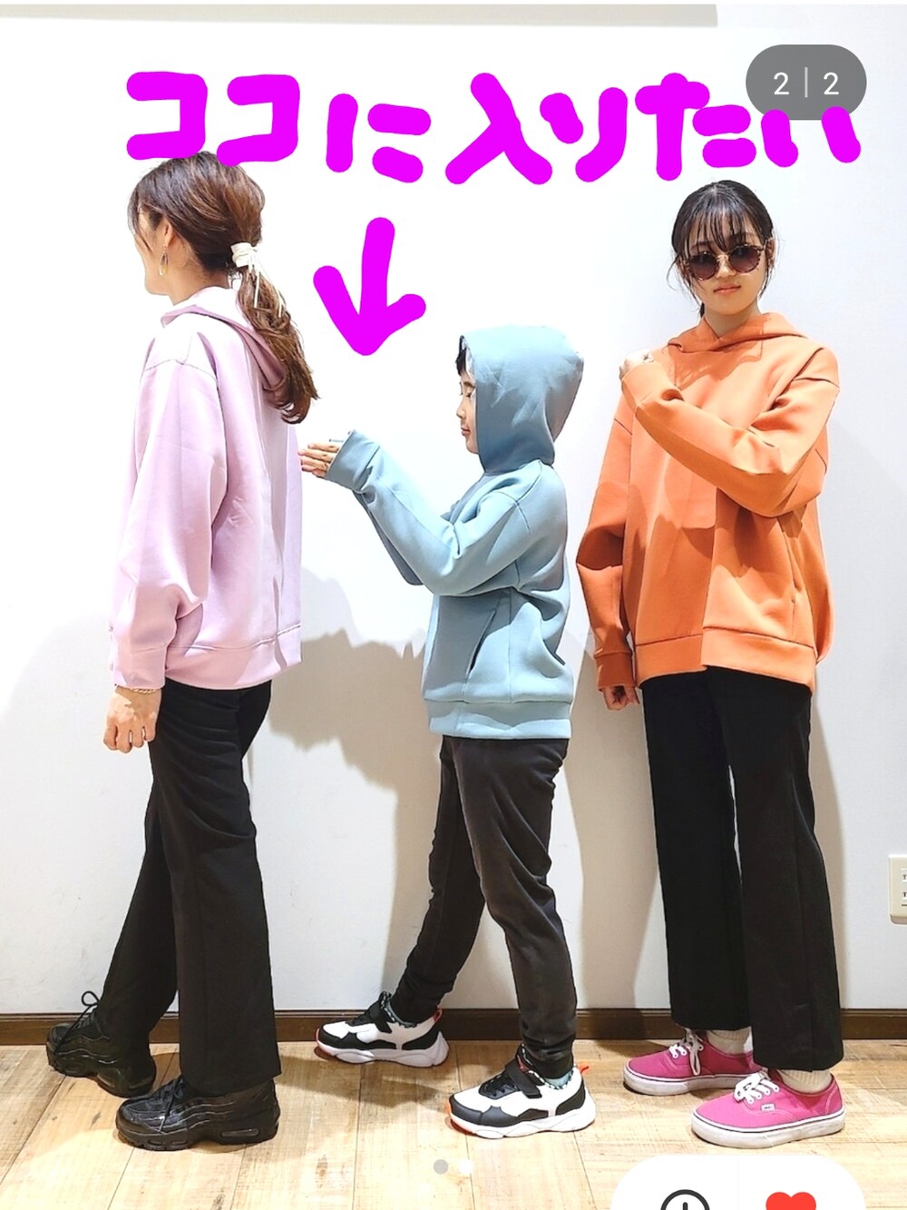 ブラック系のベスト、グリーン系のTシャツ/カットソー、ブラック系のヘアバンドを着用したレディースの秋コーディネートの2枚目の写真
