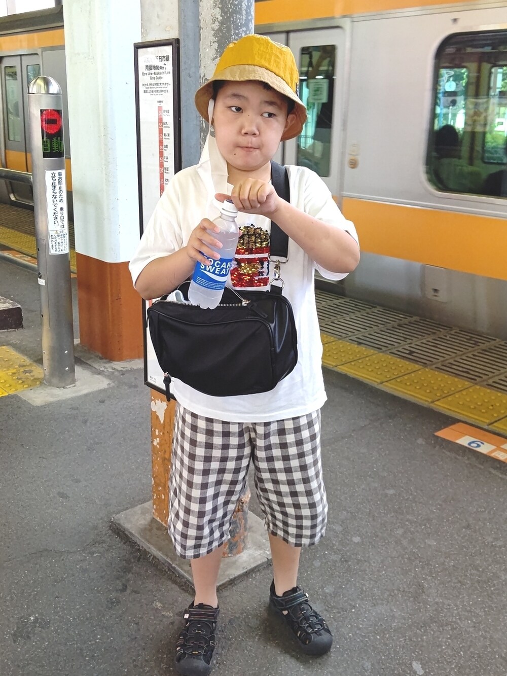 ピンク系のその他パンツ、ホワイト系のサンダル、ベージュ系のボストンバッグを着用したレディースの夏コーディネートの2枚目の写真