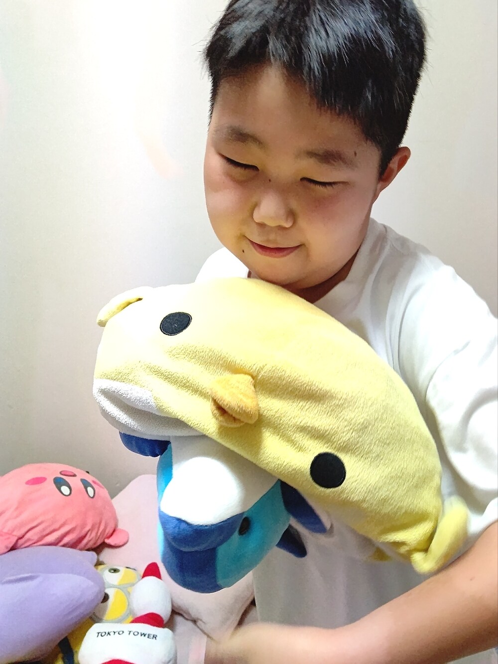 ホワイト系のTシャツ/カットソーを着用したレディースの夏コーディネートの2枚目の写真