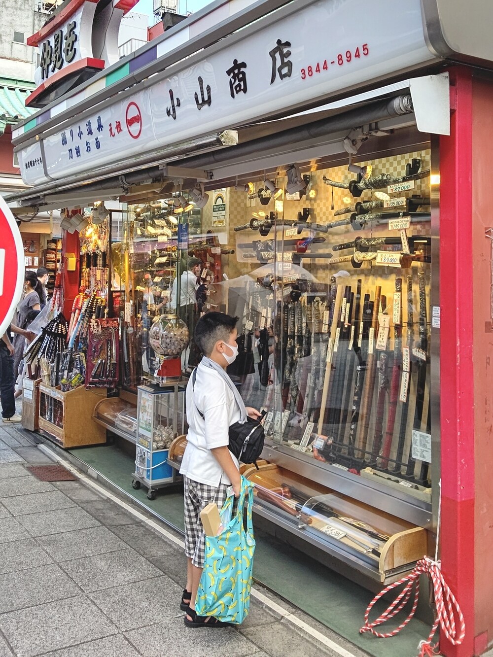 イエロー系のTシャツ/カットソーを着用したレディースの夏コーディネートの5枚目の写真