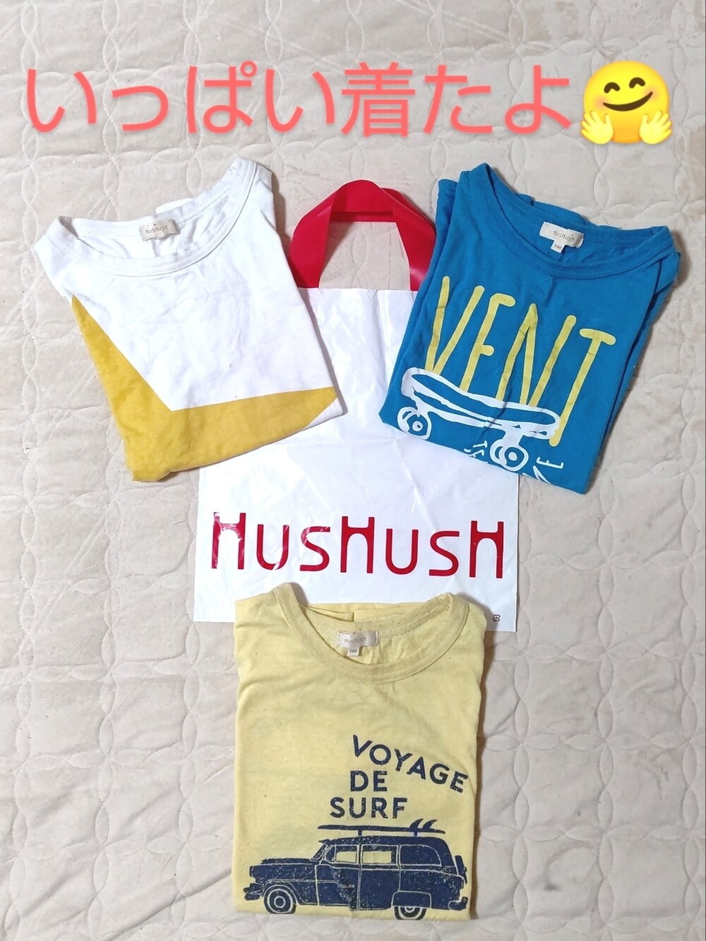 レッド系のバックパック/リュック、ホワイト系のTシャツ/カットソー、その他のその他を着用したレディースの夏コーディネートの3枚目の写真