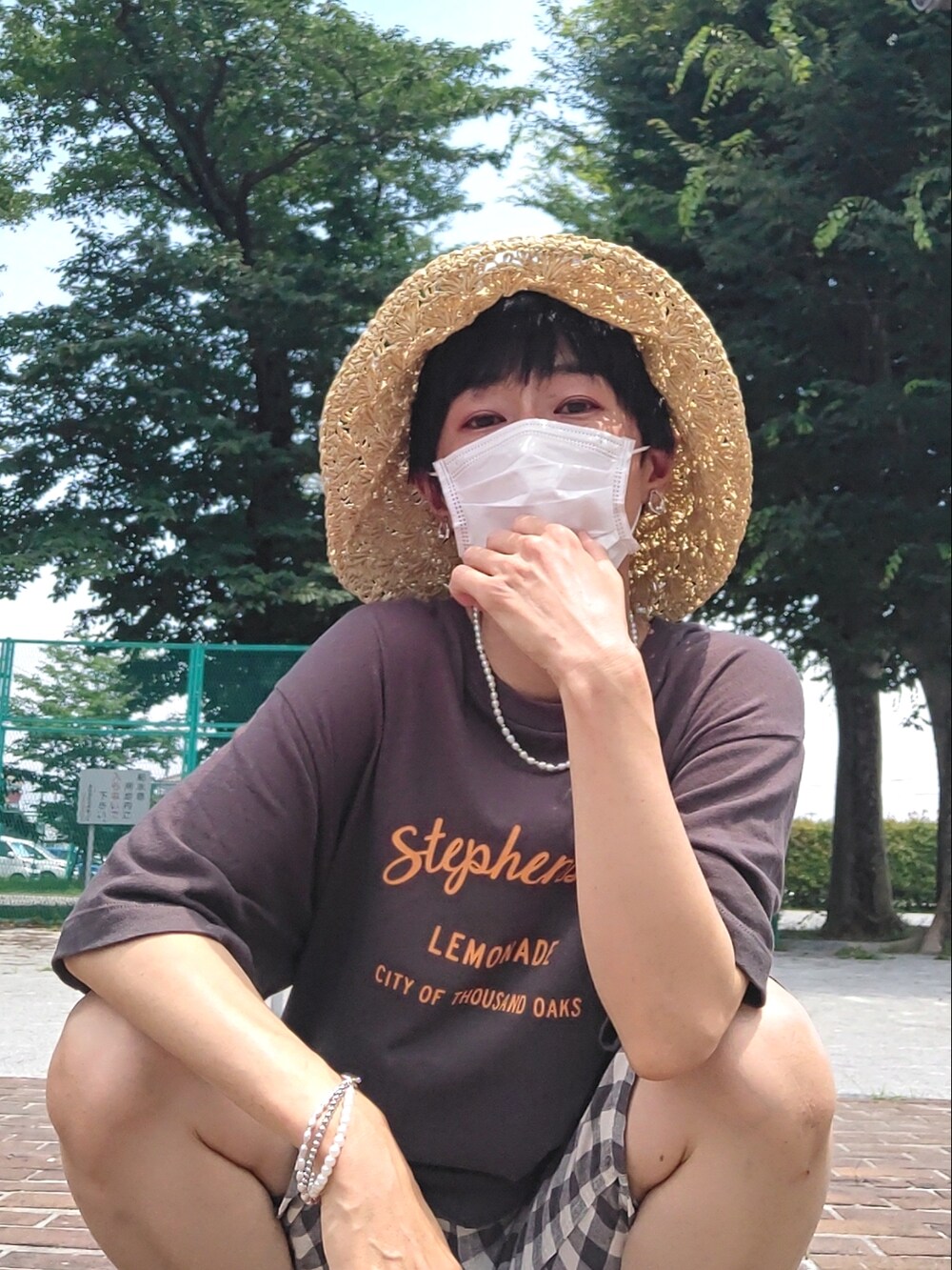 ブラック系のTシャツ/カットソー、ホワイト系のその他パンツ、ブラック系のサンダルを着用したレディースの夏コーディネートの2枚目の写真