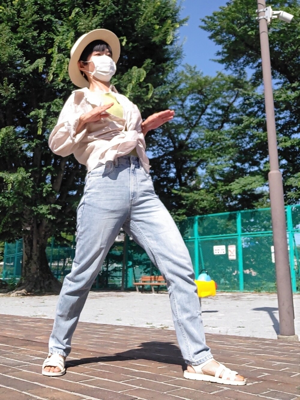 ベージュ系のシャツ/ブラウス、ブルー系のデニムパンツ、ベージュ系のハットを着用したレディースの夏コーディネートの2枚目の写真