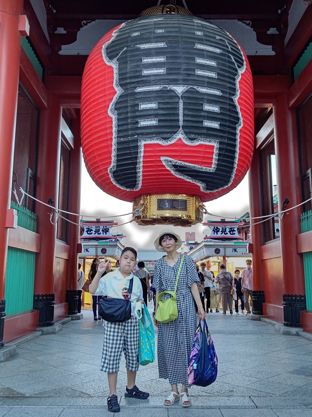 ブラック系のワンピースを着用したレディースの夏コーディネートの3枚目の写真