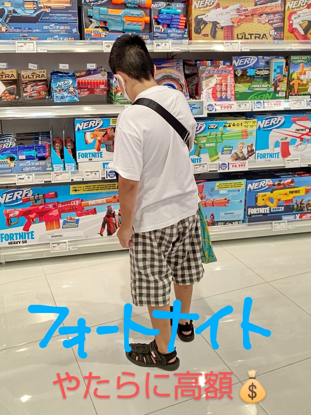 レッド系のショルダーバッグ、ブラック系のワンピース、ブラック系のジャケット/アウターを着用したレディースの秋コーディネートの4枚目の写真