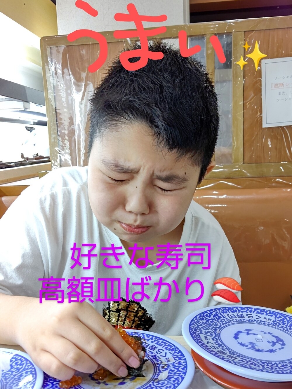 レッド系のショルダーバッグ、ブラック系のワンピース、ブラック系のジャケット/アウターを着用したレディースの秋コーディネートの3枚目の写真