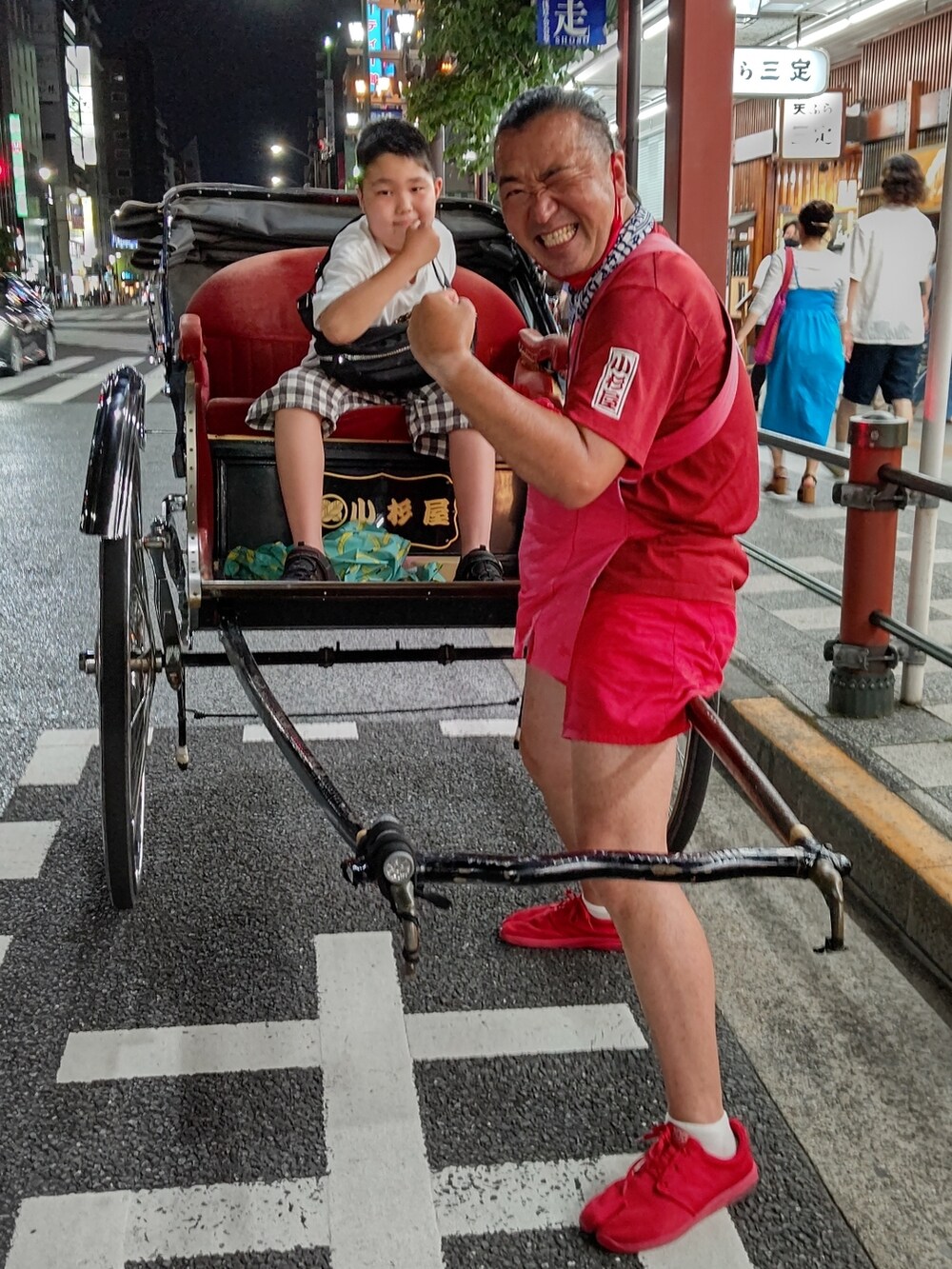 ブラック系のワンピースを着用したレディースの夏コーディネートの4枚目の写真