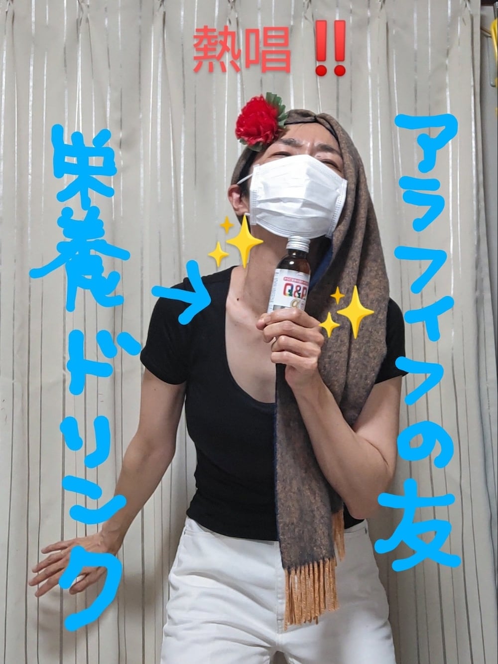 ホワイト系のシャツ/ブラウス、ブラック系のワンピース、ブラック系のショルダーバッグを着用したレディースの夏コーディネートの3枚目の写真