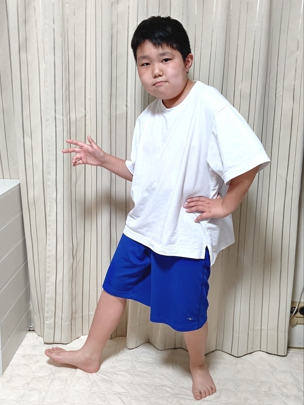 「ぬいぐるみ、イエロー、差し色、ゆりポ」｜「しまむらのアイテム（Tシャツ/カットソー、グレー系）」を使った、kaoru0922さん（レディース・156cm）の春コーディネートの2枚目の写真