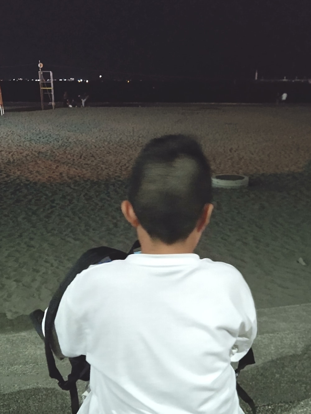 ホワイト系のTシャツ/カットソー、ホワイト系のその他パンツ、ブラック系のサンダルを着用したレディースの夏コーディネートの5枚目の写真