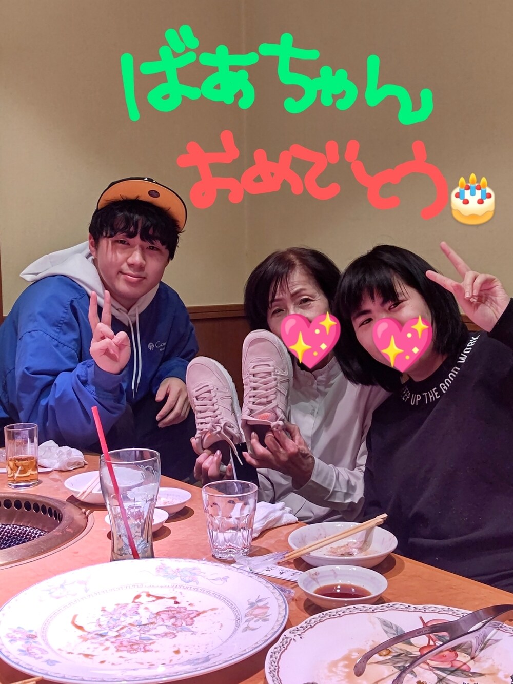 ブラック系のショルダーバッグ、ブラック系のシャツ/ブラウス、ブルー系のスラックスを着用したレディースの春コーディネートの3枚目の写真