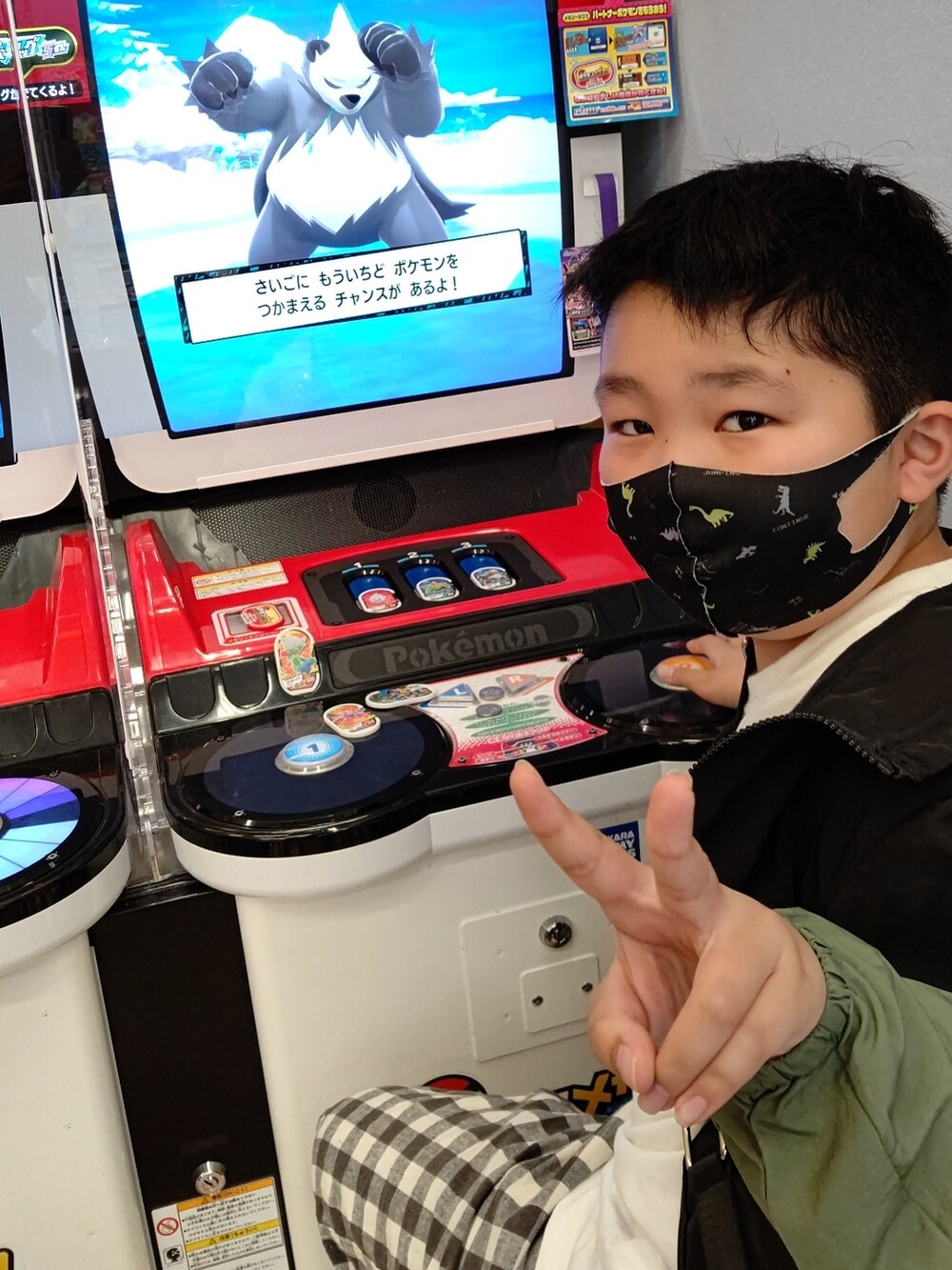 「春夏コーデ、ごきげんウィーク、オーバーサイズ、デニム、ホワイト、ママファッション、休日スタイル、きれいめカジュアル、ボリューム袖、シャツワンピ」|「GLOBAL WORKの撥水ボリュームマンパ/262105(マウンテンパーカー、グリーン系)」を使った、kaoru0922さん(レディース・156cm)の春コーディネートの3枚目の写真