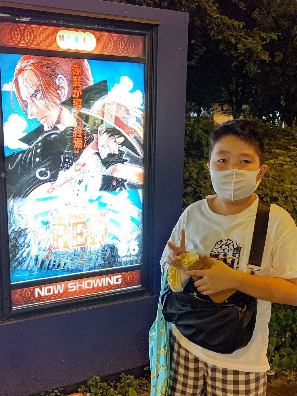 レッド系のショルダーバッグ、ブラック系のワンピース、ブラック系のジャケット/アウターを着用したレディースの秋コーディネートの2枚目の写真