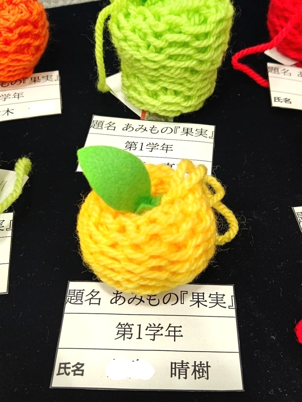 グレー系のブルゾン、ブラック系のボディバッグ/ウエストポーチを着用したレディースの冬コーディネートの2枚目の写真