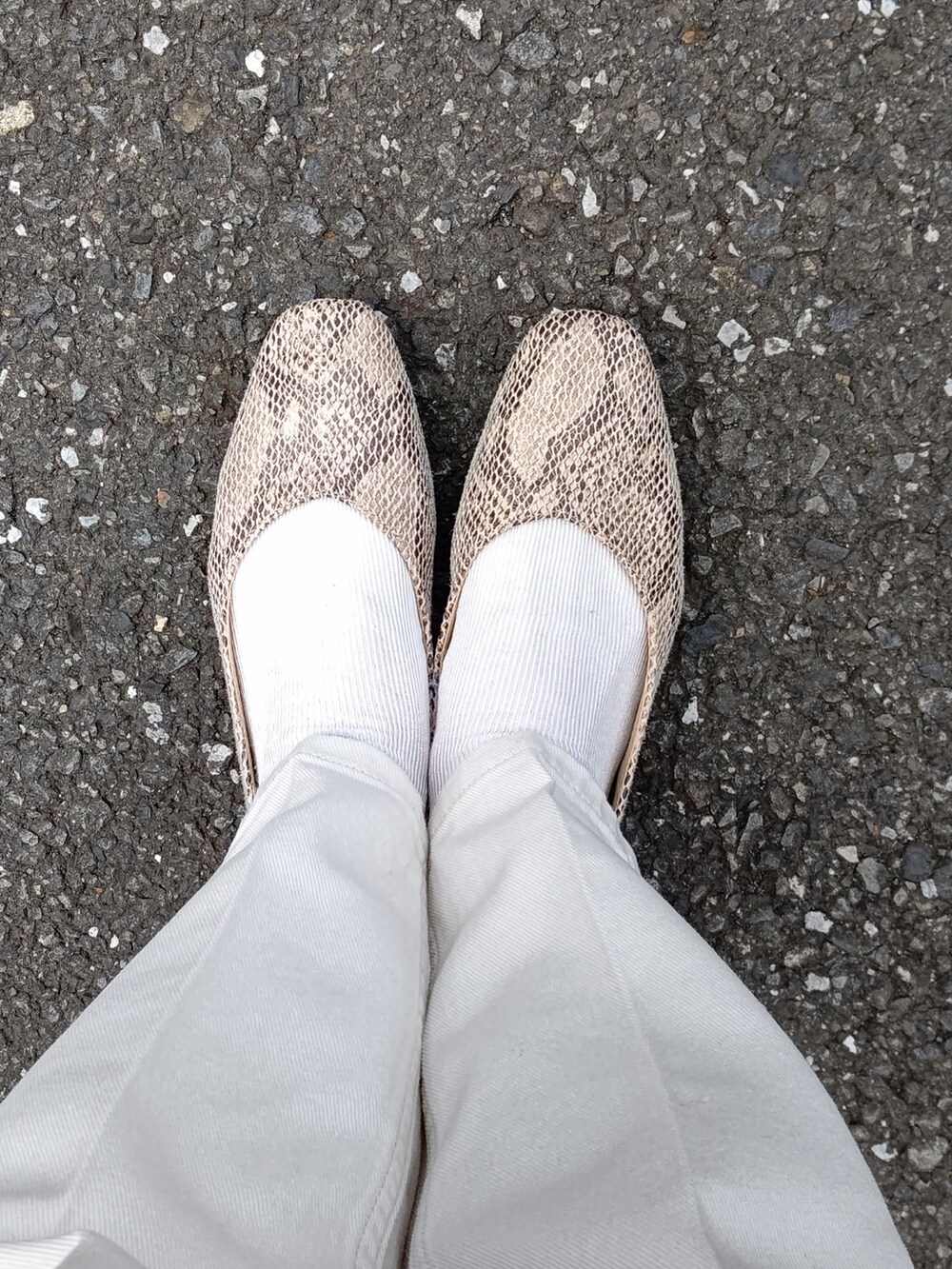 イエロー系のシャツ/ブラウス、ホワイト系のデニムパンツ、ブラック系のパンプスを着用したレディースの春コーディネートの3枚目の写真