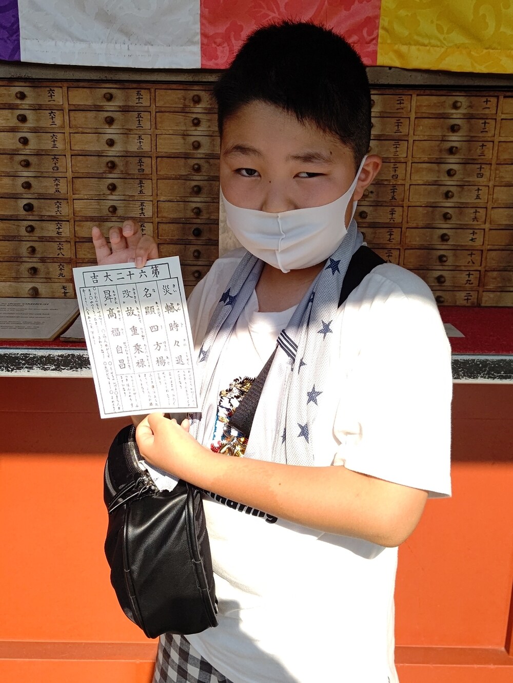 ブラック系のワンピースを着用したレディースの夏コーディネートの5枚目の写真