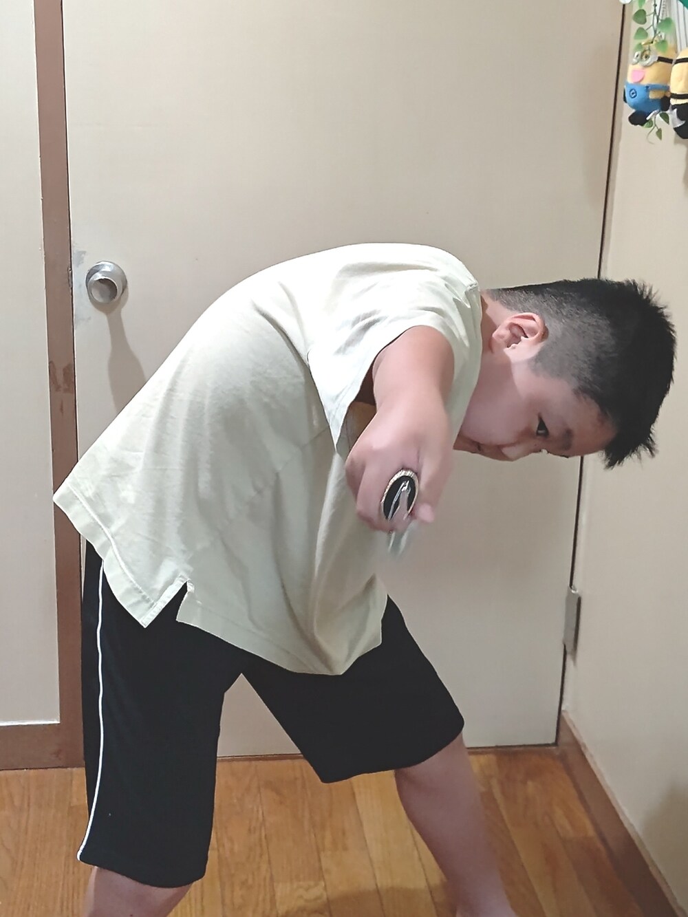 イエロー系のTシャツ/カットソーを着用したレディースの夏コーディネートの4枚目の写真